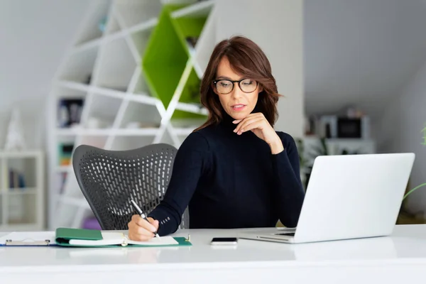 Selbstbewusste Geschäftsfrau Mittleren Alters Sitzt Schreibtisch Hinter Ihrem Laptop Und — Stockfoto