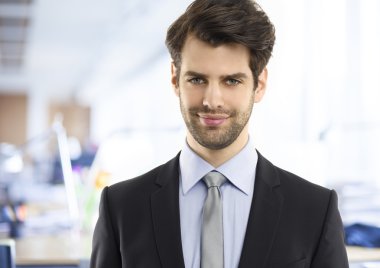 Ofiste duran bir iş adamı