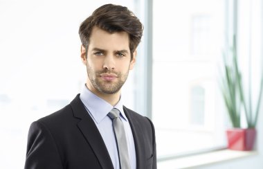 Ofiste duran bir iş adamı