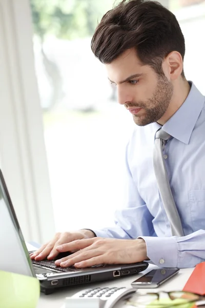 Businessman analyzing datas — Stock Photo, Image