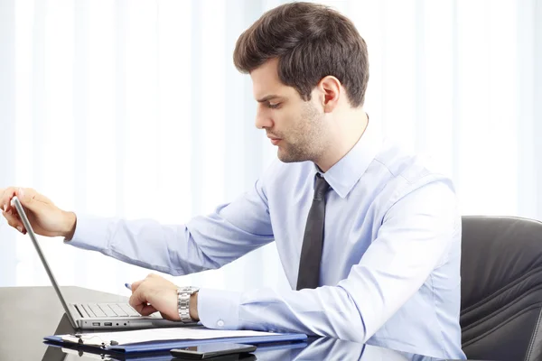 Businessman analyzing datas — Stock Photo, Image