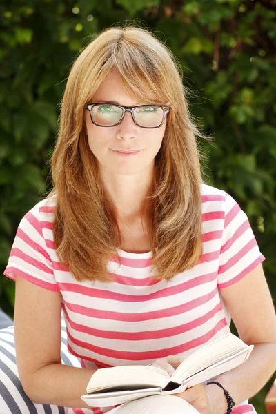 Mature woman reading book — Stock Photo, Image