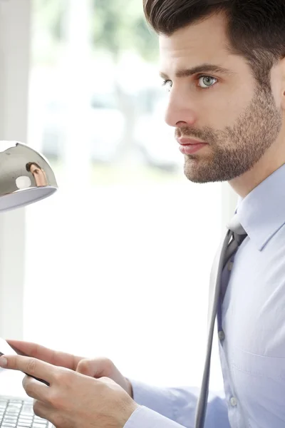 Finansmannen rådgivare med mobila — Stockfoto