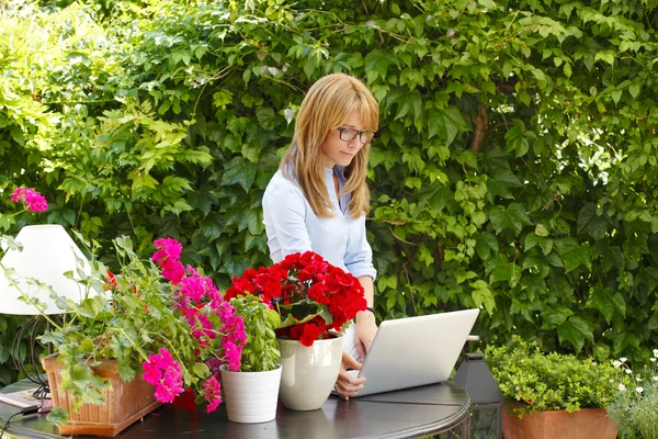 Modern businesswoman — Stock Photo, Image