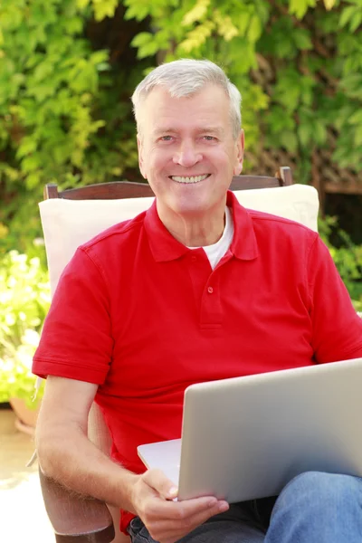 Retrato de homem idoso ativo — Fotografia de Stock