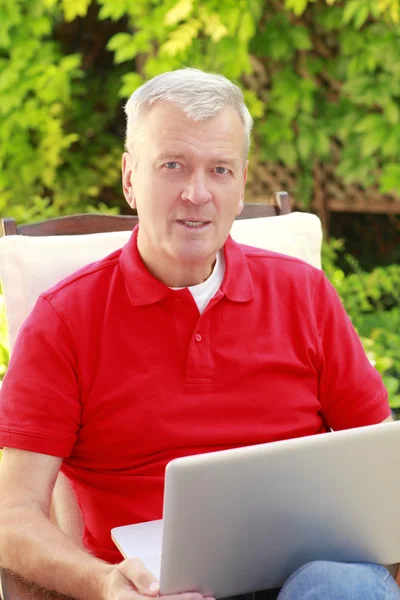 Retired man with laptop — Stock Photo, Image