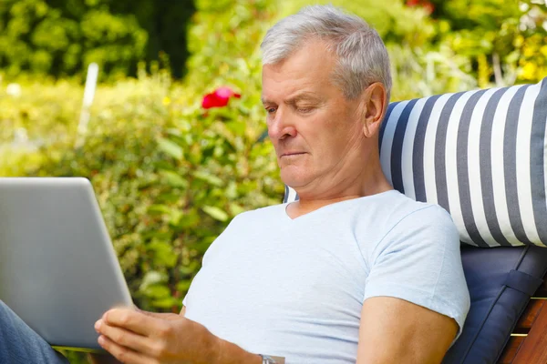 Senior man with laptop — Stock Photo, Image