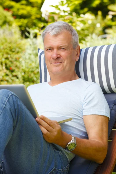 Senior man met laptop — Stockfoto