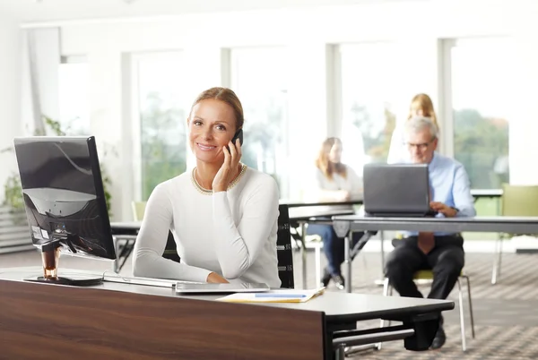 Affärskvinna som använder mobiltelefon — Stockfoto