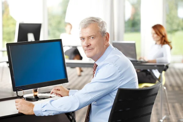 Senior affärsman sitter på kontoret — Stockfoto