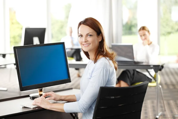 Zakenvrouw Werken op Laptop — Stockfoto