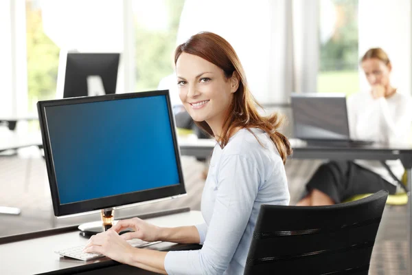 Empresária trabalhando no laptop — Fotografia de Stock