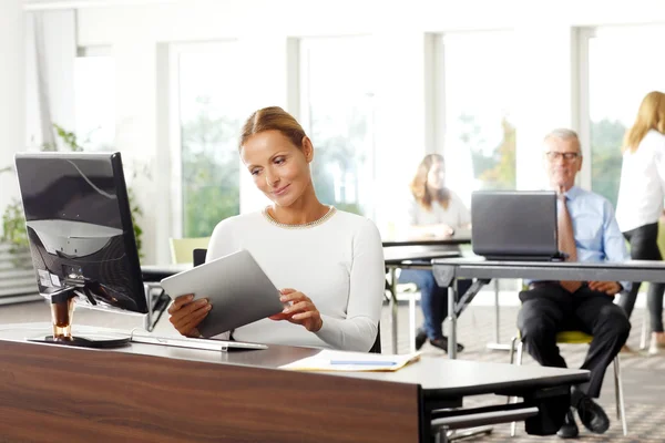 Geschäftsfrau arbeitet am Laptop — Stockfoto