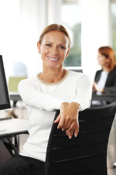 Medelålders affärskvinna på kontor — Stockfoto