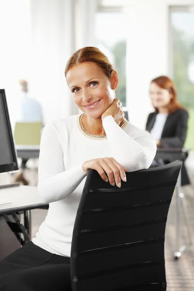Бізнес-леді середнього віку в офісі — стокове фото