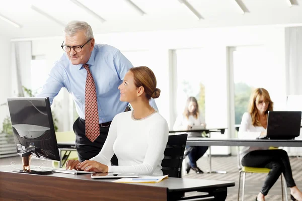 Grupo de ventas trabajando en la oficina — Foto de Stock