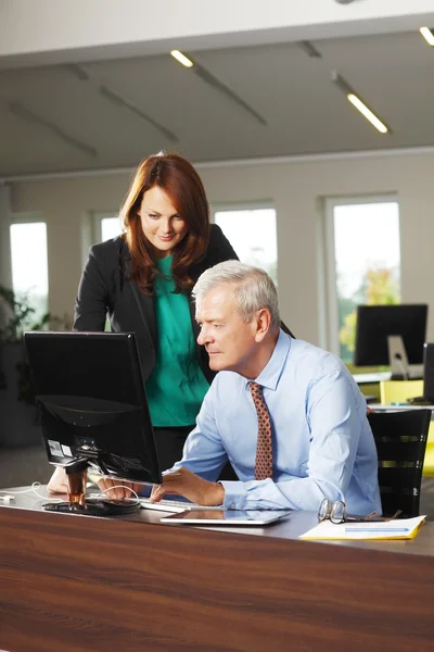 Emsige Menschen, die am Laptop arbeiten — Stockfoto