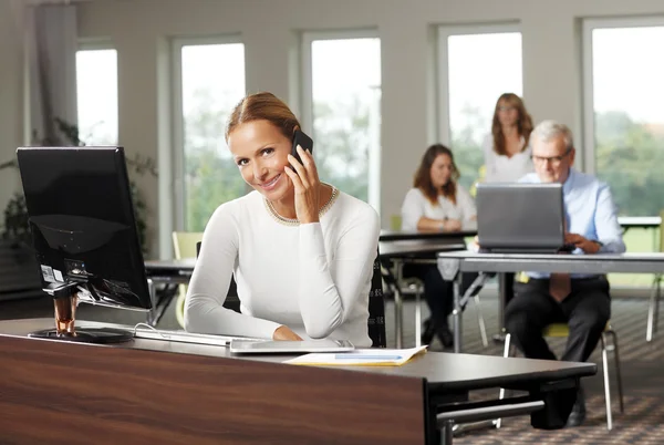 Vrouw met mobiele telefoon — Stockfoto