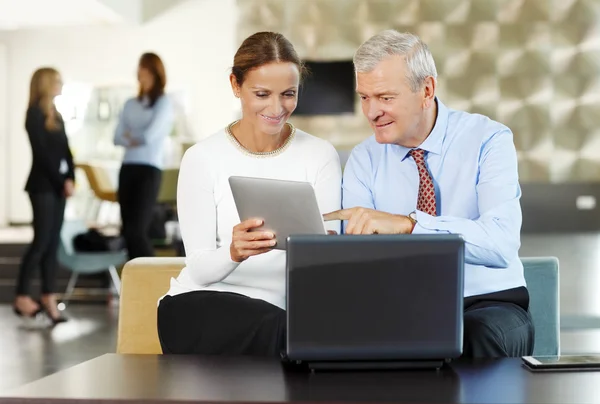 Equipo de negocios discutiendo planes financieros —  Fotos de Stock