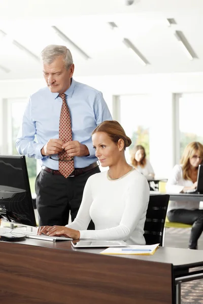 Gruppo di vendita che lavora in ufficio — Foto Stock