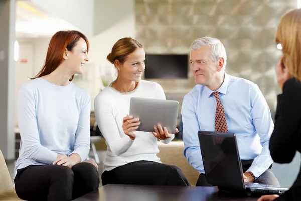 Affärsmän diskuterar projekt — Stockfoto