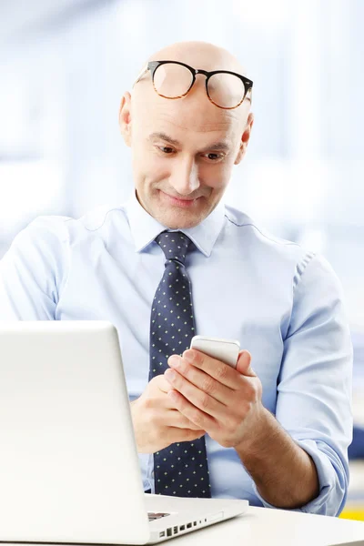 Sales man holding cep telefonu — Stok fotoğraf