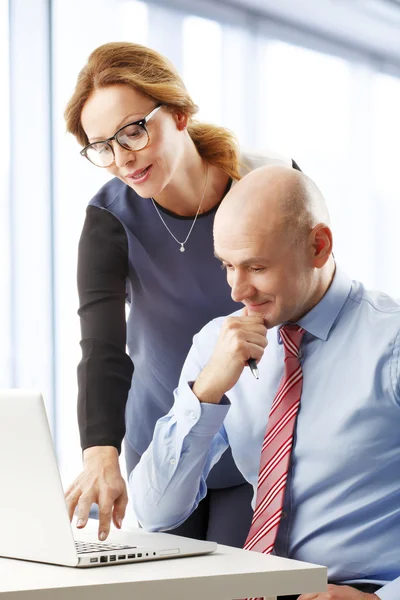 Sales woman and sales man working on laptop — Stock Photo, Image