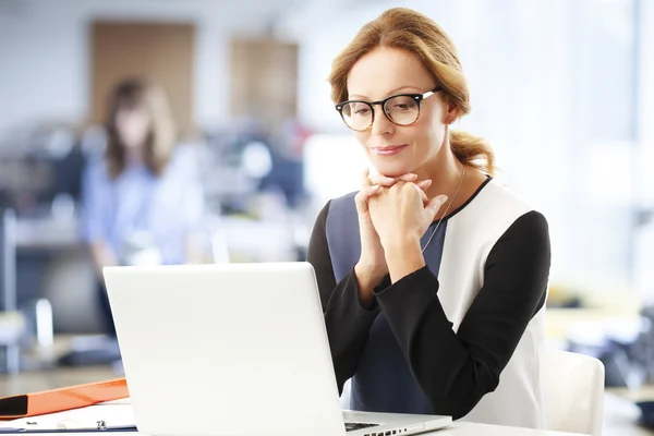 Finanzassistentin arbeitet am Laptop — Stockfoto