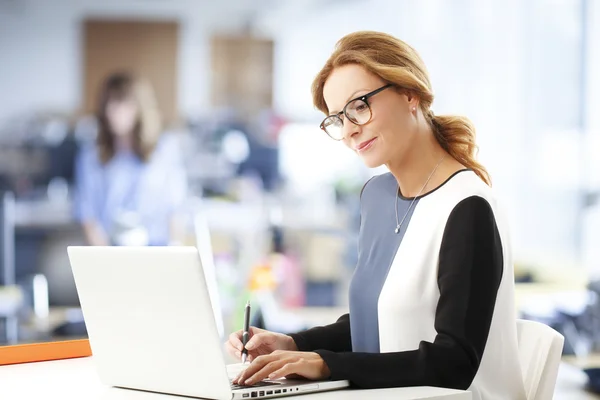 Financiële assistent die op laptop werkt — Stockfoto