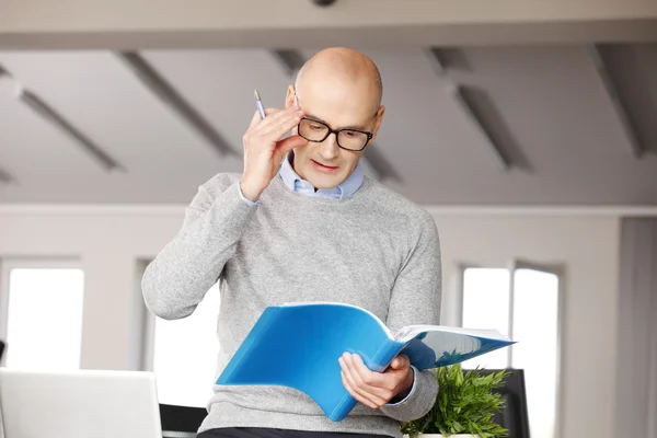 Businessman reading presentation — Stock Photo, Image