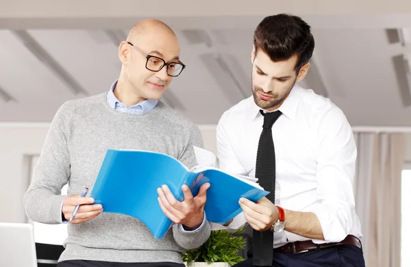 Sales team reading presentation — Stock Photo, Image