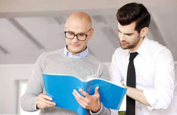 Verkaufsteam liest Präsentation — Stockfoto