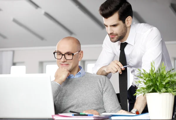 Gli uomini d'affari che analizzano i dati sul computer — Foto Stock