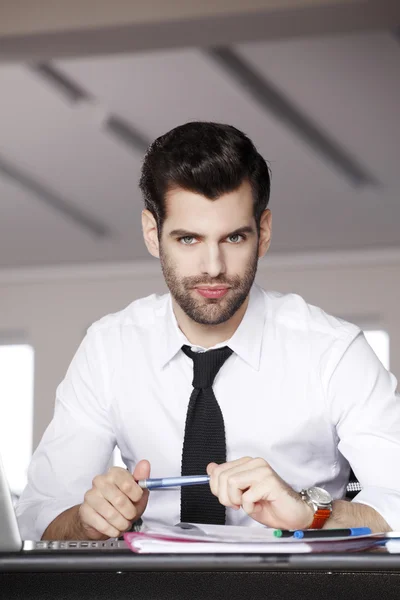 Empresario trabajando en la presentación — Foto de Stock