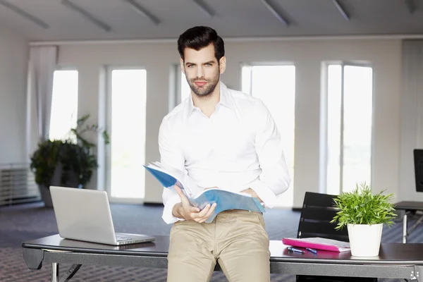 Joven vendedor sosteniendo archivos — Foto de Stock