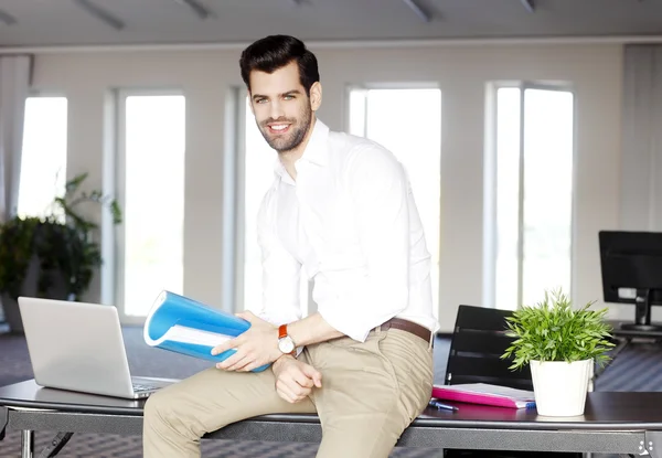 Young sales man holding files — Stock Photo, Image