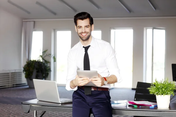 Corredor joven usando tableta digital — Foto de Stock