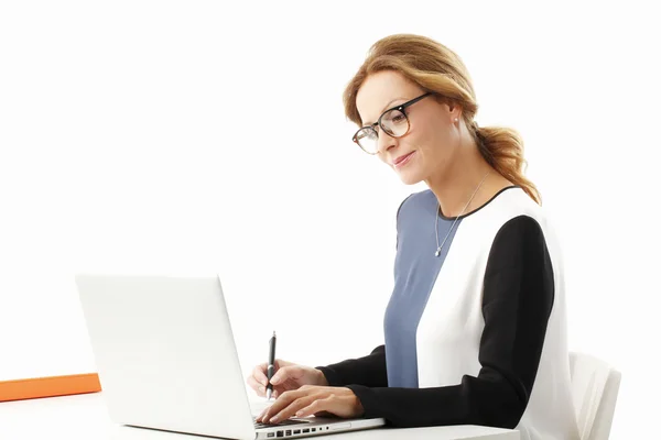Empresária usando seu laptop — Fotografia de Stock