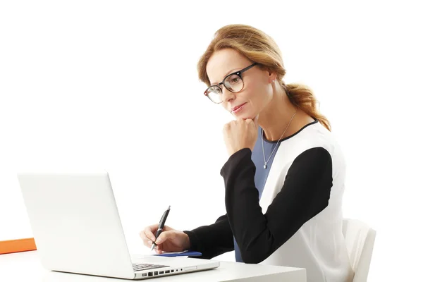 Mujer de negocios usando su computadora portátil — Foto de Stock