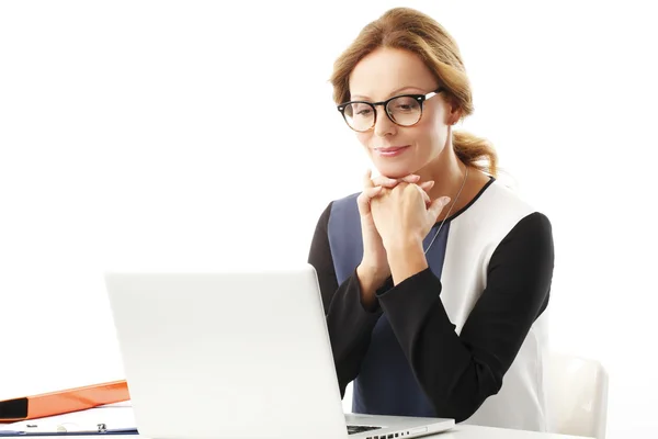 Affärskvinna med sin laptop — Stockfoto