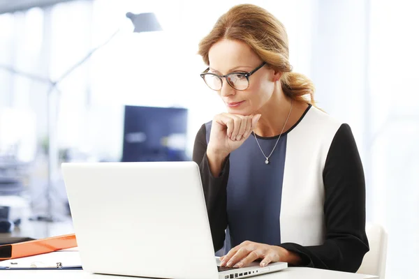 Geschäftsfrau arbeitet am Laptop — Stockfoto