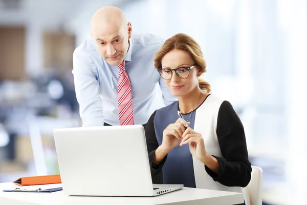 Business team with laptop — Stock Photo, Image