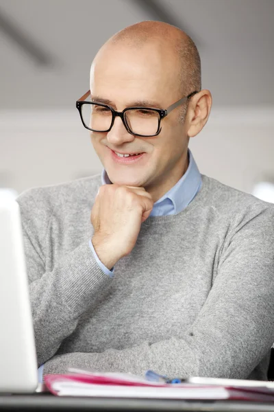 Zakenman zit voor laptop. — Stockfoto