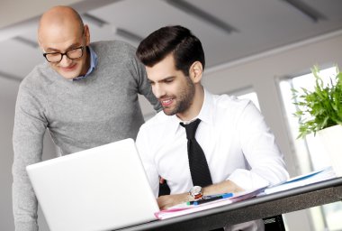 Laptop çalışma iş adamları