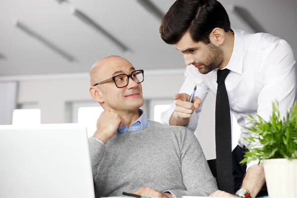 Mensen uit het bedrijfsleven werken op laptop — Stockfoto