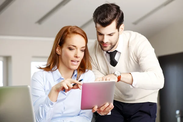 Empresário com tablet discutindo com empresária — Fotografia de Stock