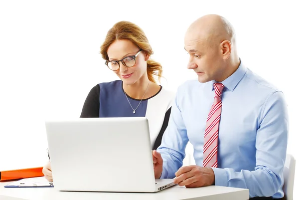 Businesswoman and businessman working at laptop — Stock Photo, Image