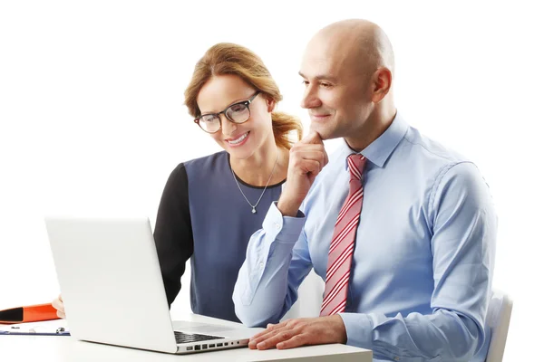 Geschäftsfrau und Geschäftsmann arbeiten am Laptop — Stockfoto