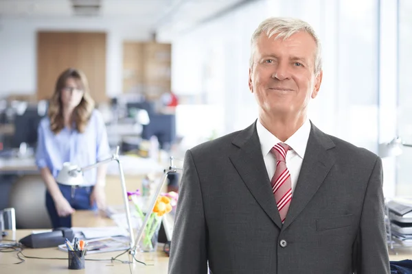 Försäljning man står på kontor — Stockfoto