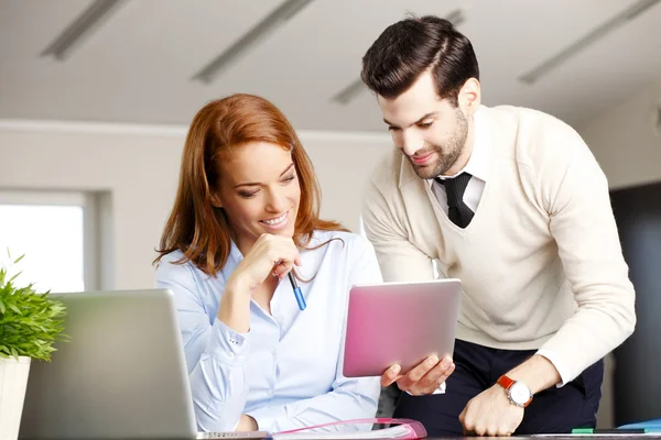 Empresario con tableta discutiendo con mujer de negocios Fotos de stock